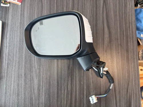 OEM Black Kia Mirror Turn Signal Left Side for 2020-2022 Kia Telluride E13049866