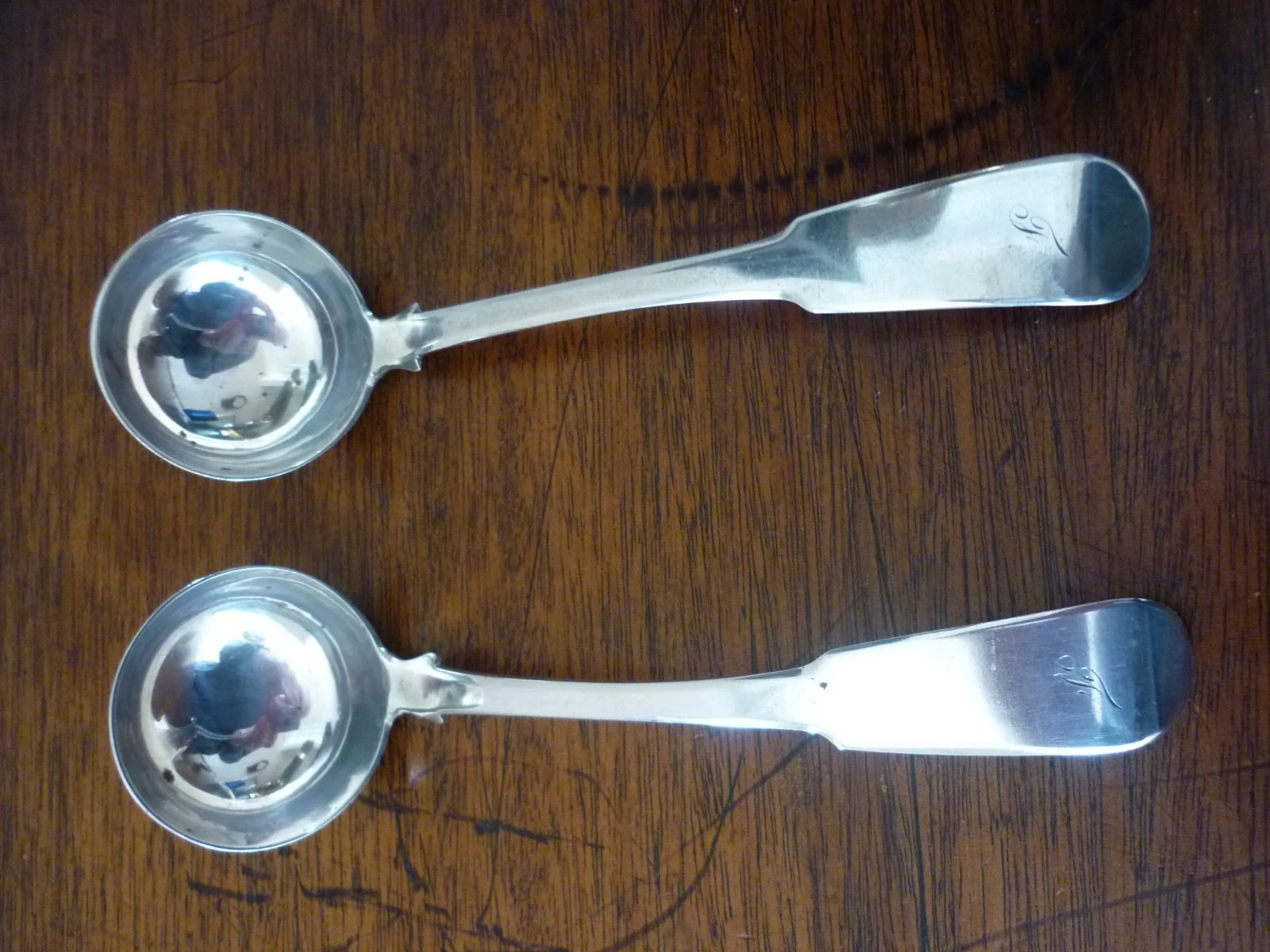 AN ANTIQUE PAIR OF STERLING SILVER SAUCE LADLES 72 GRAMS GLASGOW 1827
Opens in a new window or tab