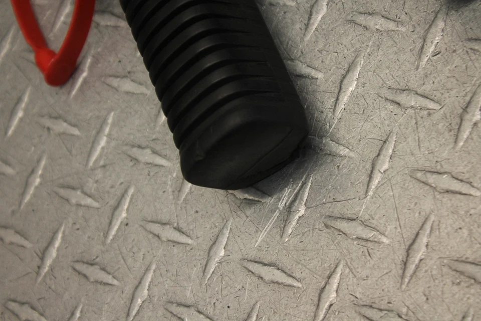 Kawasaki 440 LTD KZ440A 1980 REPOSAPIÉS DELANTEROS CLAVIJAS JUEGO PELDAÑOS PAR Foto 2 de 4