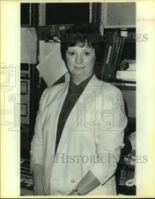 1985 Press Photo Joanne Winik, auction manager for KLRN TV station. - sap41191