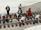 Lionel 6-24105 Operating Track Gang with LED Lights NiB with Free Shipping — photo 1