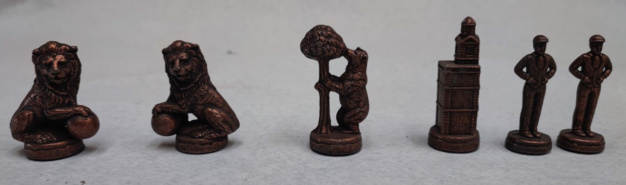 LOTE DE 14 FIGURAS, AJEDREZ DE MADRID, OSO Y MADROÑO, CHULAPOS, RELOJ, LEONES DE
