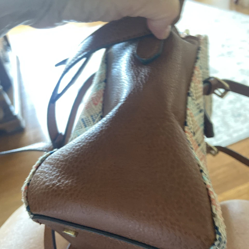 Сумочка Franco Sarto с тканым узором оранжевая, синяя, зеленая и желтовато-коричневая. - Изображение 3 из 4