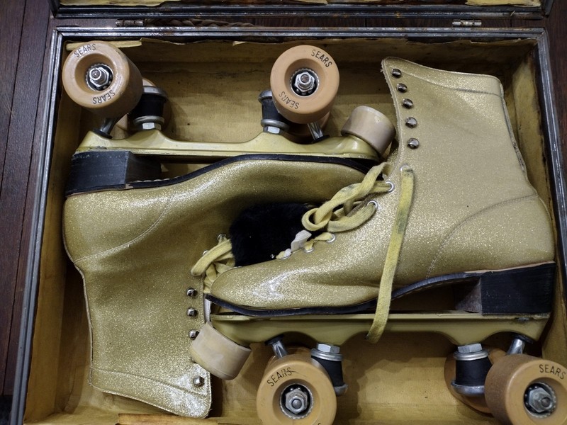 Vintage 1970s Sears Gold Glitter Disco Roller Skates w/ Original Case, Women's 9