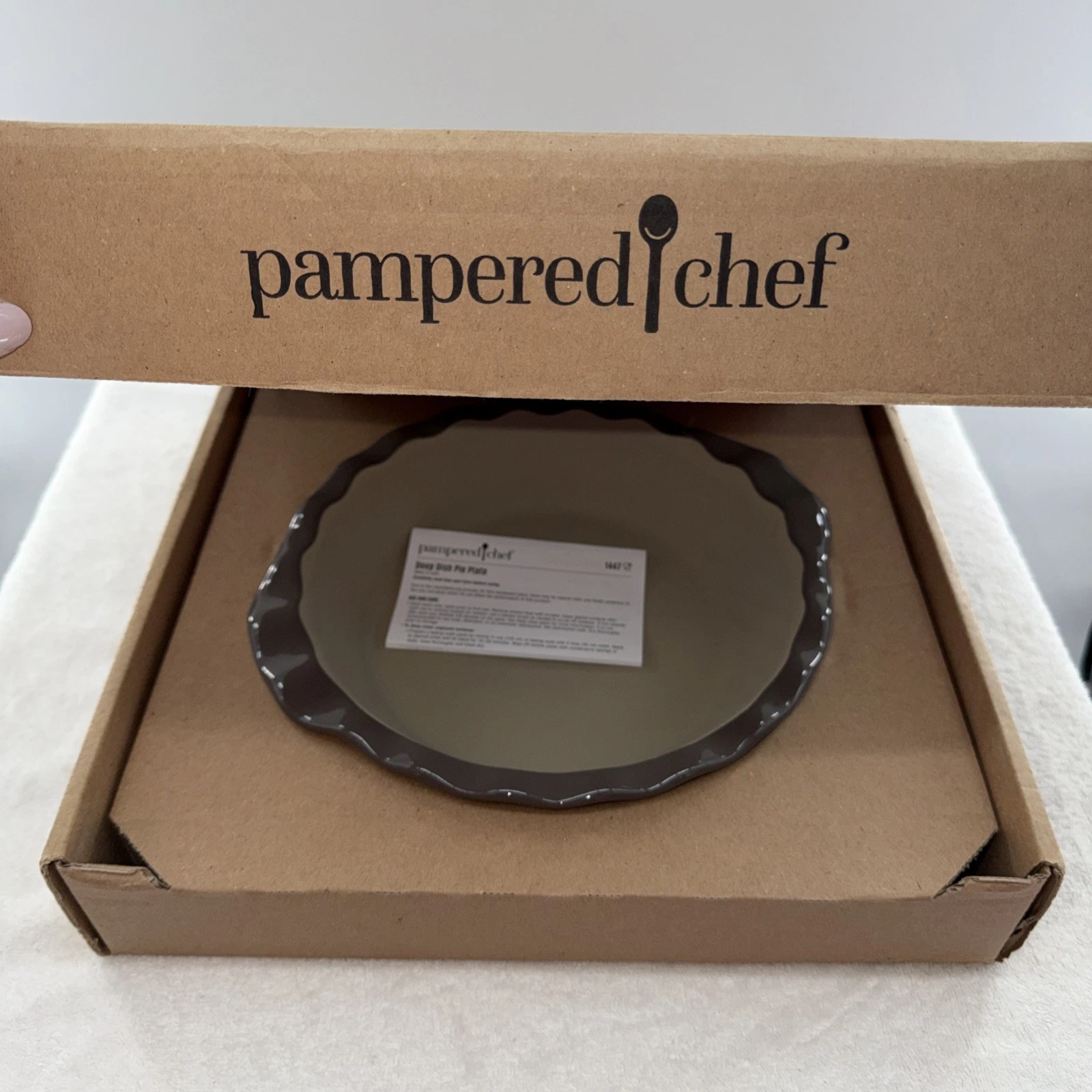 New In Box Pampered Chef Stoneware Gray Deep Dish Pie Plate #1447 Retired