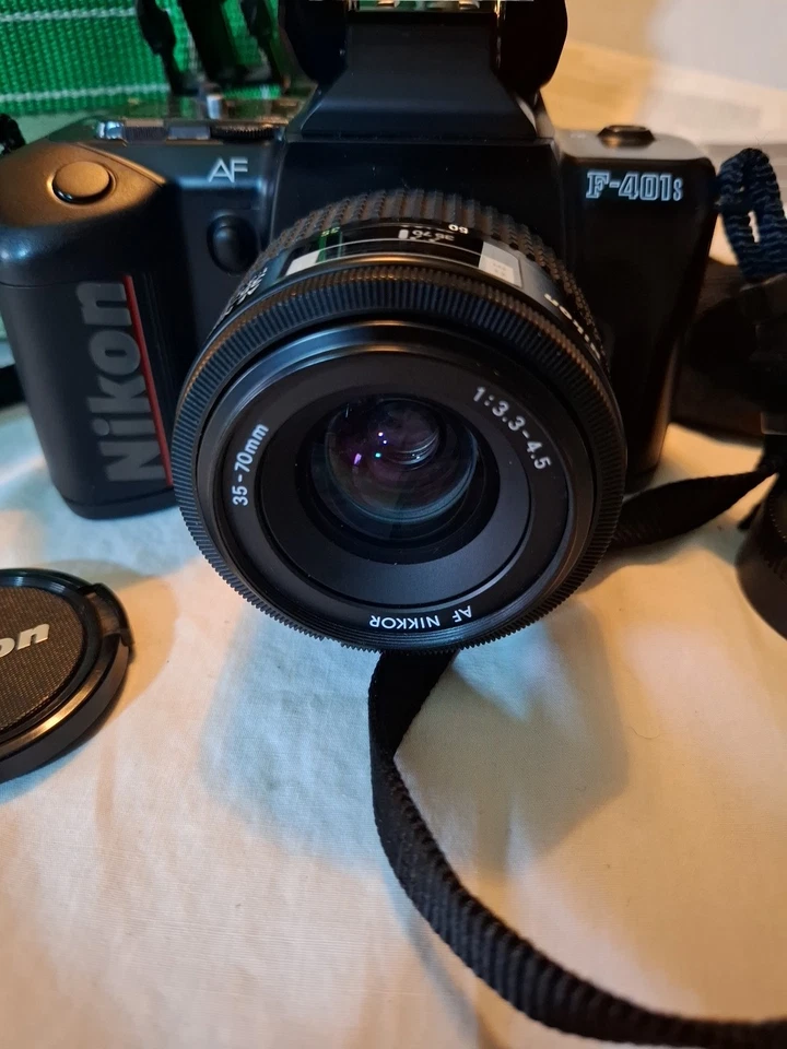 Nikon F-401s con lente de enfoque automático Nikkor 35-70 mm 1:3,3-4,5 y estuche de transporte Foto 2 de 4