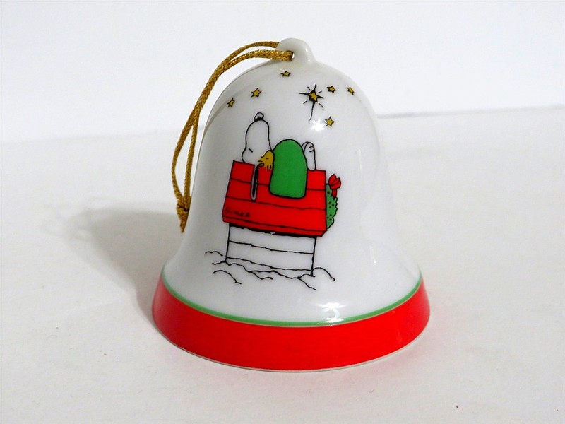 SNOOPY PEANUTS CHARLIE BROWN DETERMINED PORCELAIN CHRISTMAS BELL ORNAMENT 1975