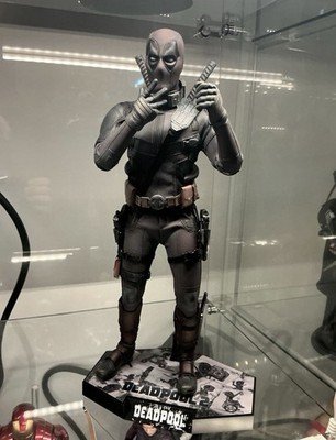 Hot Toys Deadpool 2 - Deadpool (Dusty Version) 1/6th Scale Collectible Figure