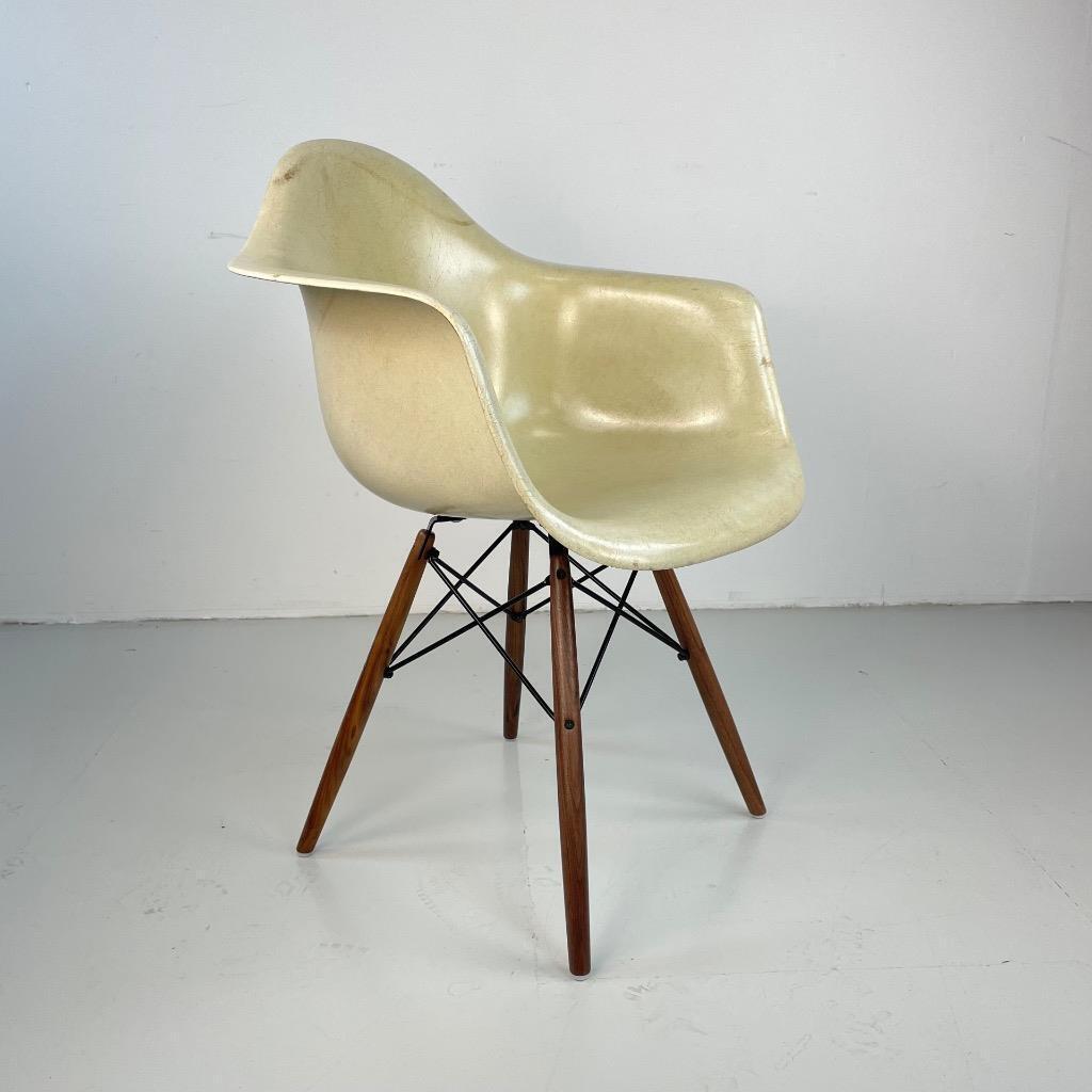 VINTAGE 1950s EAMES HERMAN MILLER DAW RAR CHAIR IN PARCHMENT VINTAGE 1950s EAMES HERMAN MILLER DAW RAR CHAIR IN PARCHMENT