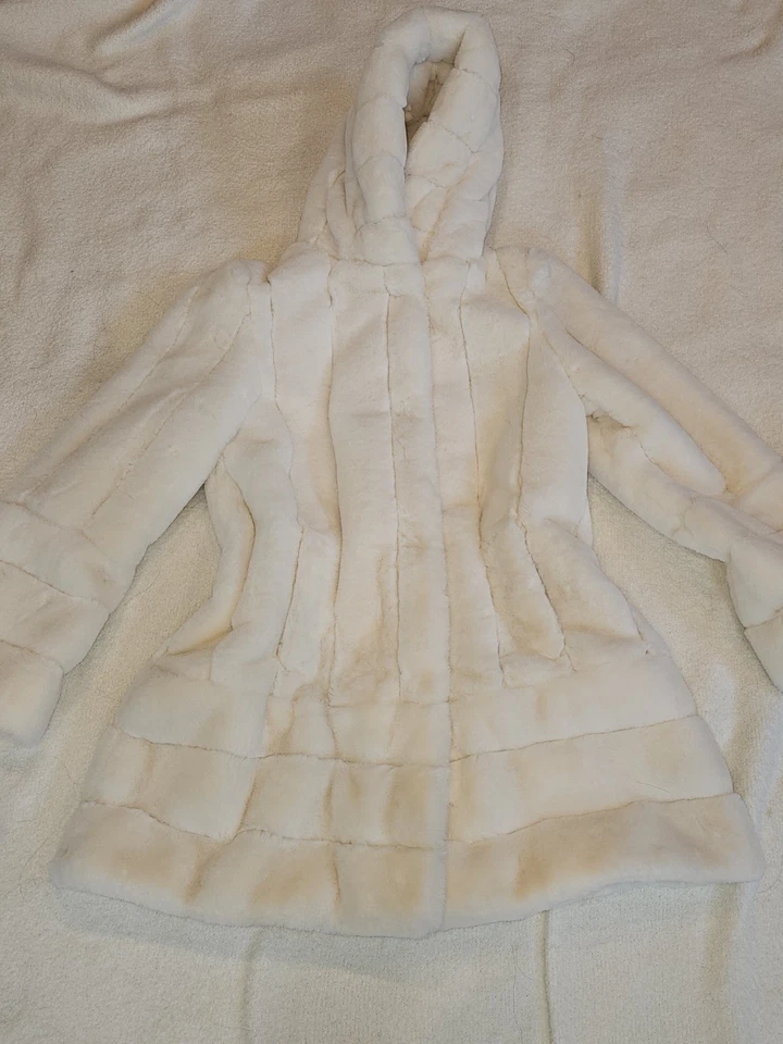 Abrigo de invierno Liz Claiborne de piel sintética blanco pesado Foto 2 de 4