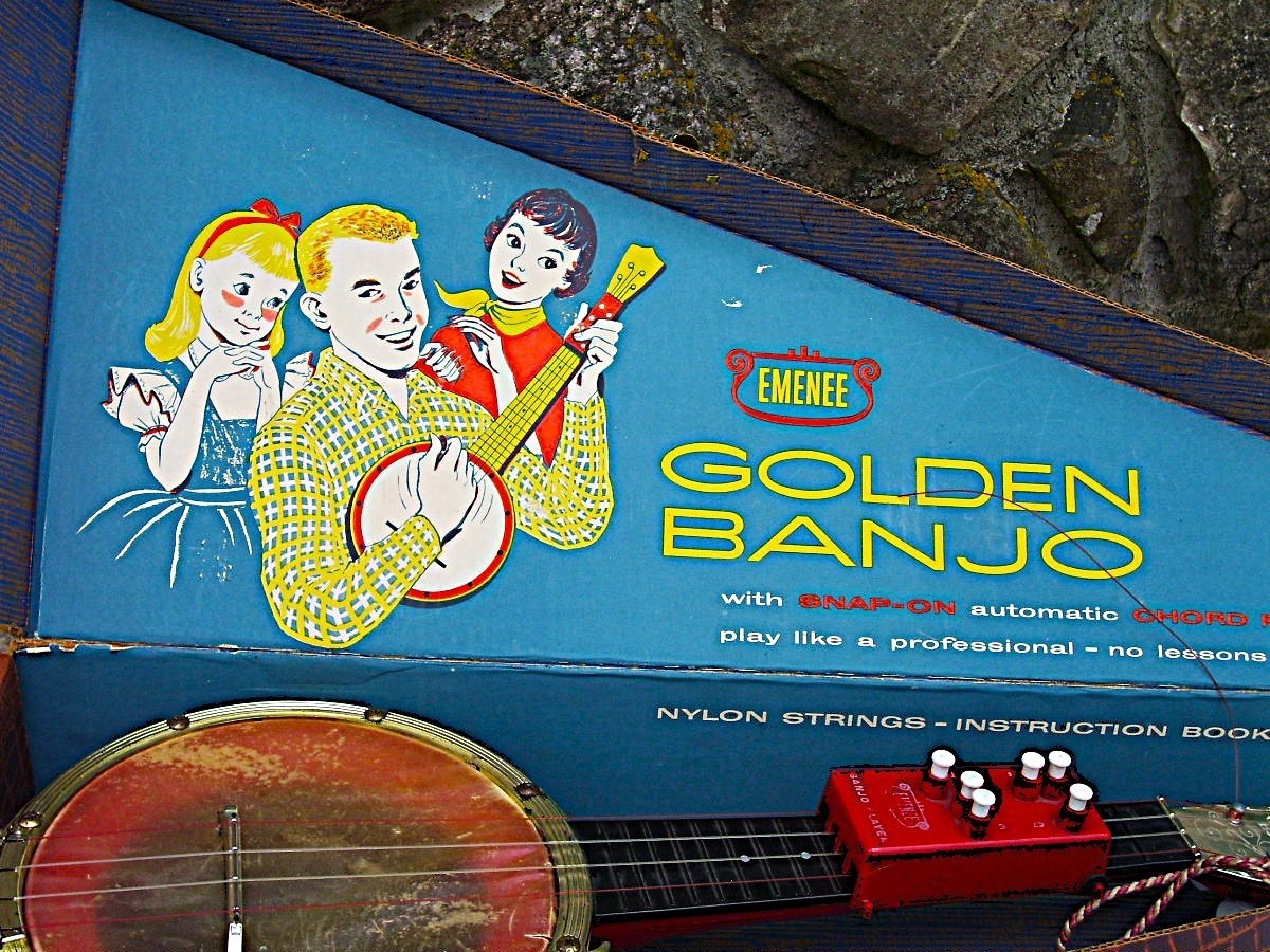 SELDOM SEEN  1950s EMENEE TOY GOLDEN BANJO ~  W/CASE  & CHORD  PAYER  ATTACHMENT