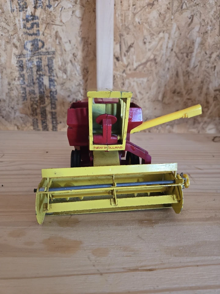 1/32 NEW HOLLAND MODEL 995 COMBINE w/GRAIN HEAD 1968 vintage/very nice original - Image 2 of 4