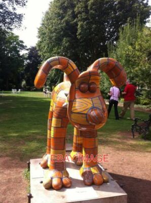 FOTO SCHÄFERHUND GROMIT NR. 48 SCHÄFERHUND GROMIT NR. 48 IN DEN GÄRTEN DES EINKAUFSZENTRUMS GELEGEN