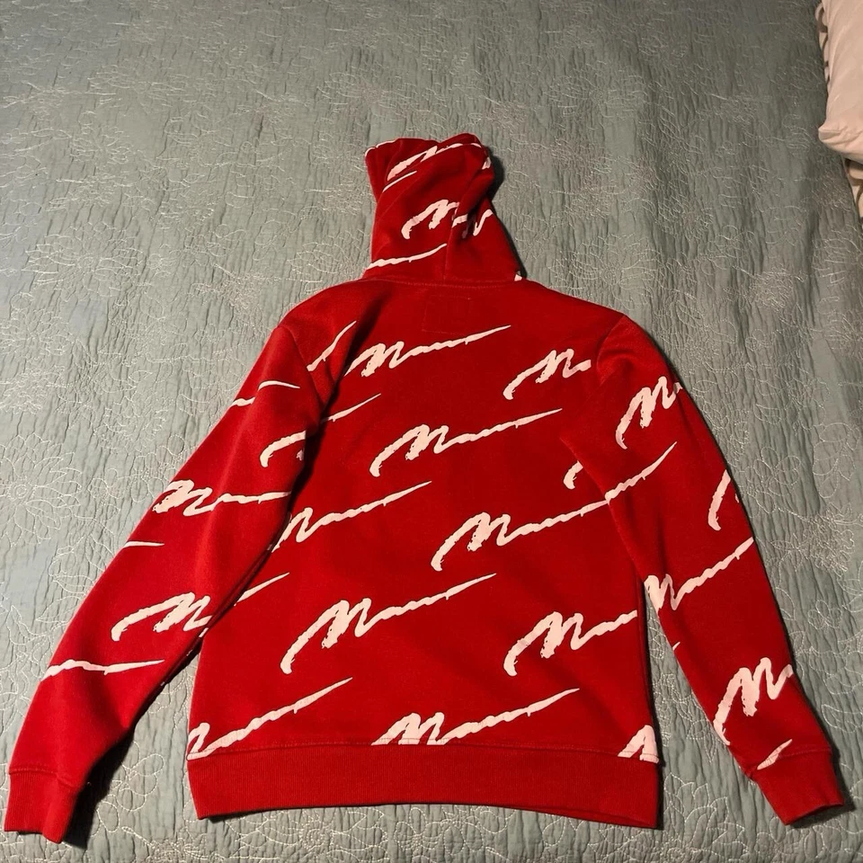 Sudadera con capucha Boohooman en buen estado, talla pequeña. Foto 2 de 3