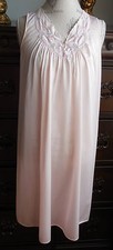 VINTAGE CLASSIC DELICATE PINK W/EMBROIDERY LORRAINE WOMEN NYLON NIGHTGOWN SIZE S