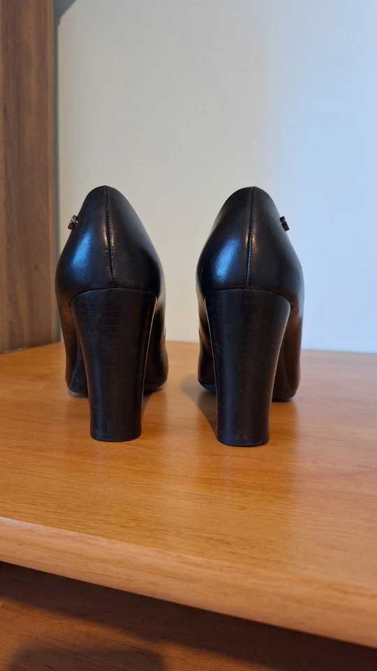 Zapatos de oficina Calvin Klein de cuero negro de 3,5" 7 M Foto 2 de 4