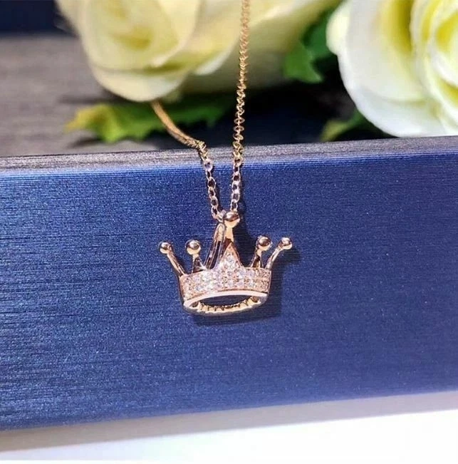 Colgante corona de diamantes simulados de corte redondo de 2 quilates para mujer enchapado en oro amarillo de 14 quilates Foto 4 de 4