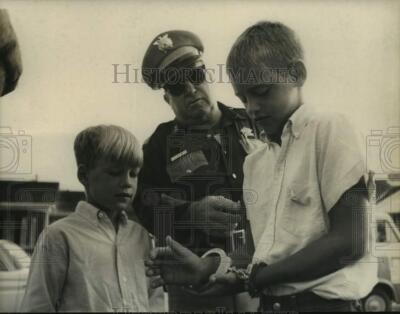 1965 Press Photo H. C. Carpenter with Harris County Sheriff's Department