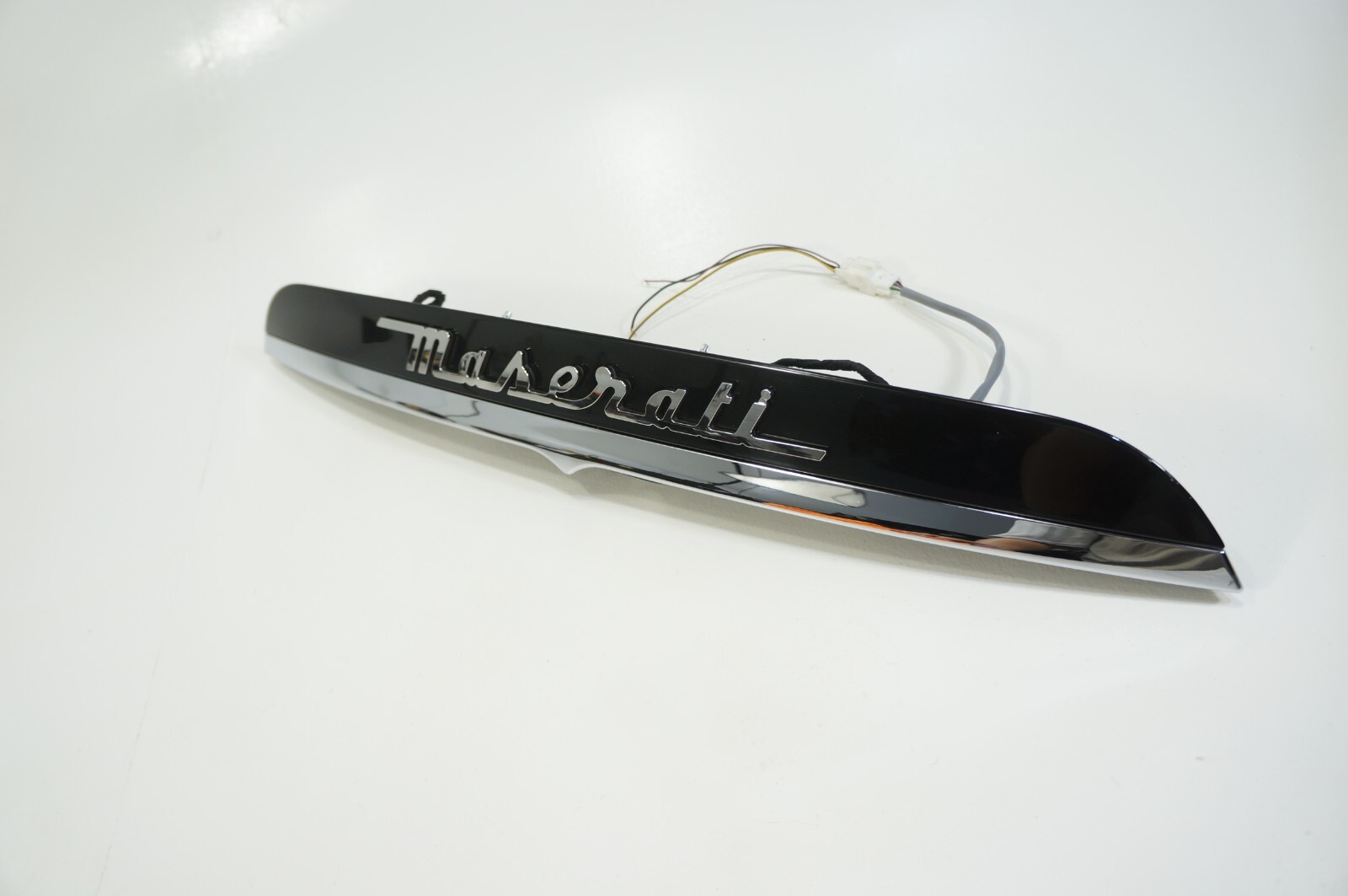 2014-2017 Maserati Ghibli M157 Trunk Deck Lid License Light Lamp Molding Cover