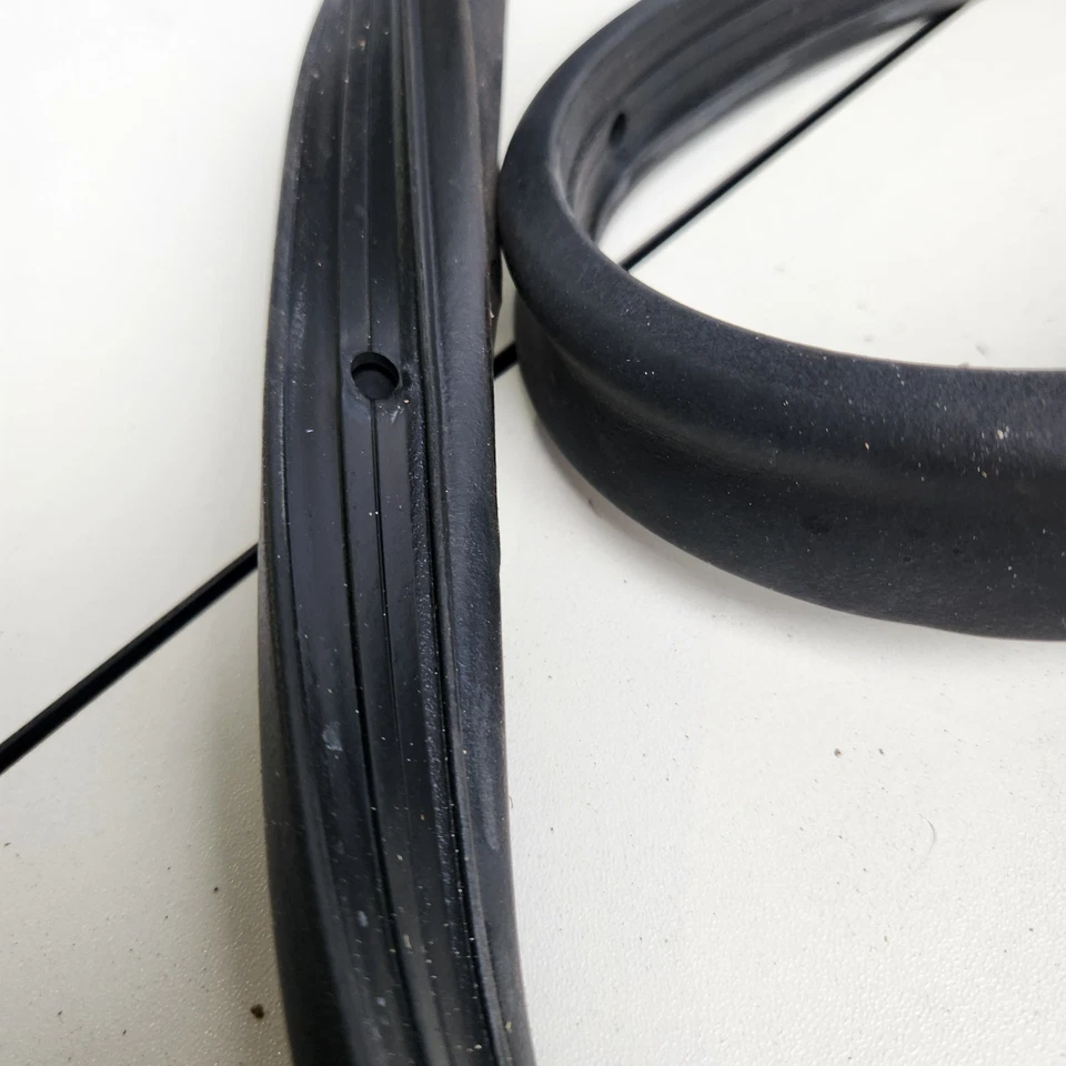 Lincon MKC 2015-2019 puerta lateral delantera izquierda sello goma OEM Foto 2 de 4