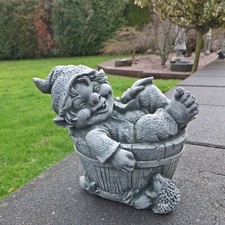 Steinfigur Troll Wichtel Kobold im Fass Garten Deko Stein Frostsicher 2,5 kg