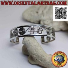Bracciale rigido in argento 925‰ traforato, serie di greche a spirale tra due li