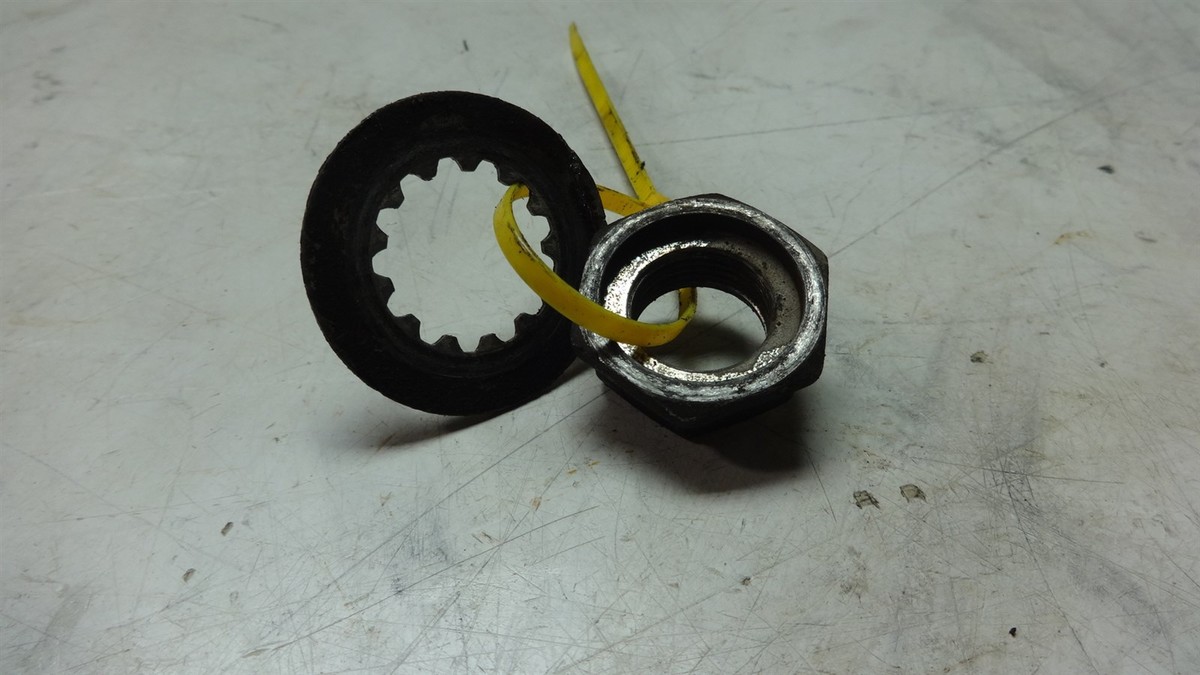 87 KAWASAKI ZX750F ZX 750 KM174B. ENGINE SPROCKET MOUNT
