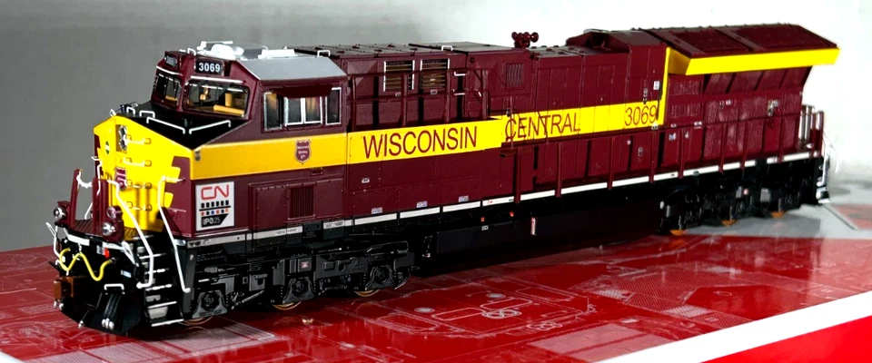 SCALETRAINS HO GE ET44AC (TIER 4) GEVO LOCO W/SOUND&DCC CN HERIT WC SXT33183 - Image 3 of 4
