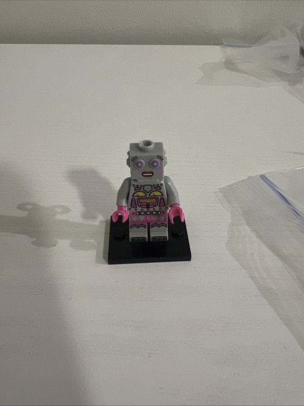 LEGO Series 11 Collectible Minifigures 71002 -Lady Robot