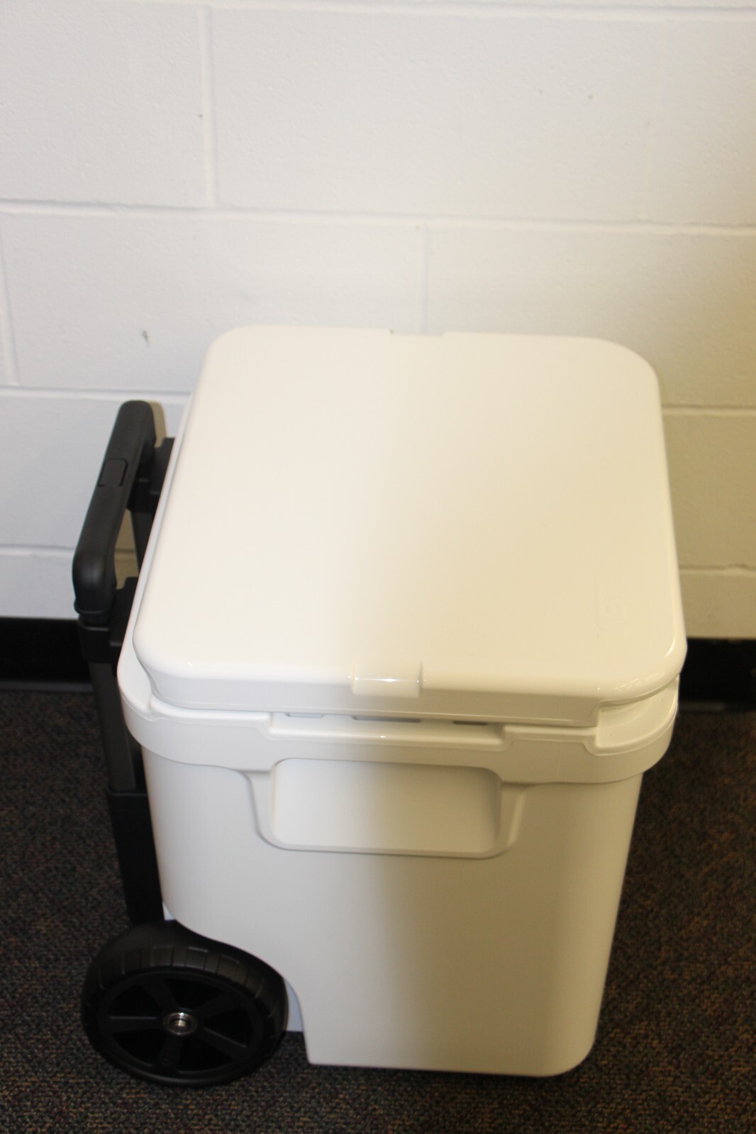 New Limited Edition Taylormade Golf Yeti ROADIE 48 Portable Wheeled Cooler White