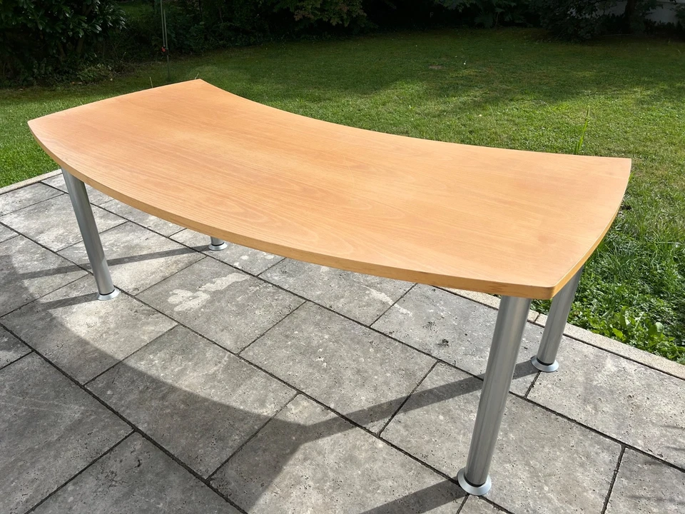 Geschwungener Schreibtisch - klassisch-modern