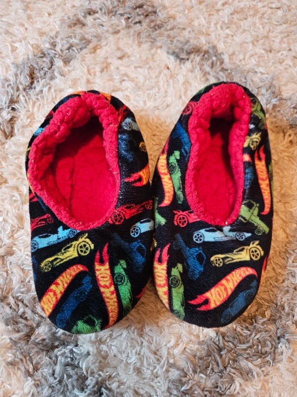 Boys Hot Wheels Allover Print Fuzzy Babba Slipper Socks size small/medium