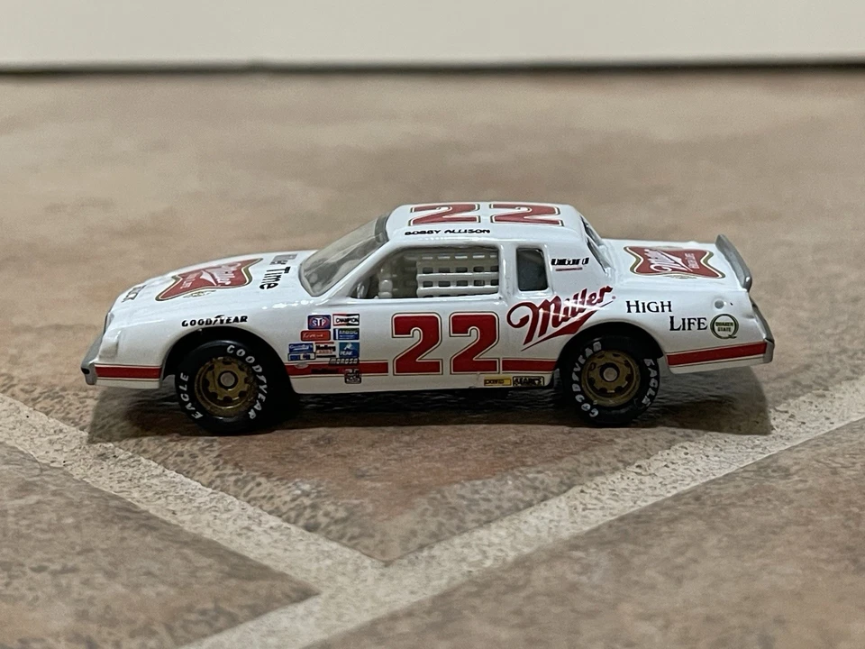 Bobby Allison Miller High Life Buick Regal NASCAR 1983 campeón acción 1/64 Foto 3 de 4