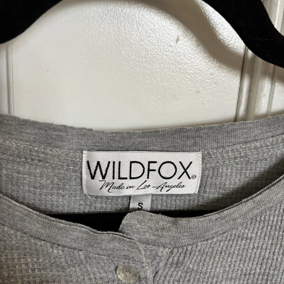 Camisa para mujer Wildfox North Pole Christmas Henley de gran tamaño talla pequeña” Foto 4 de 4