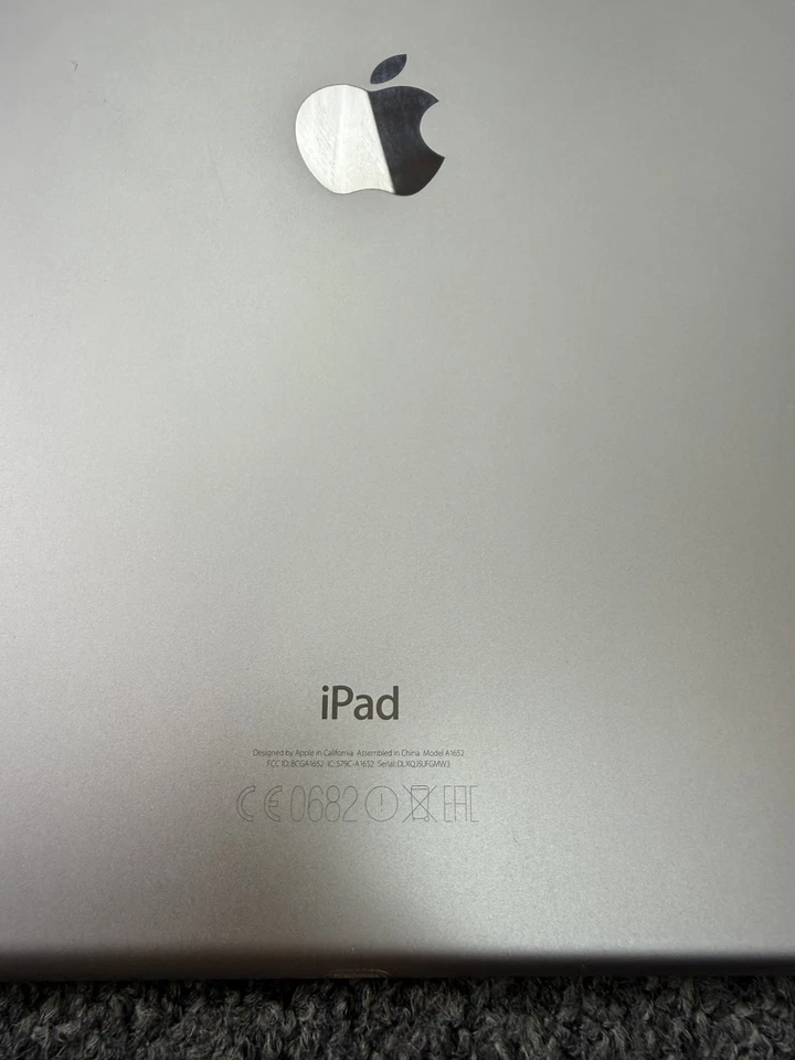 Apple iPad Pro 1st Gen. 128GB, Wi-Fi + 4G (Unlocked), 12.9 in - Space Grey - Image 3 of 4