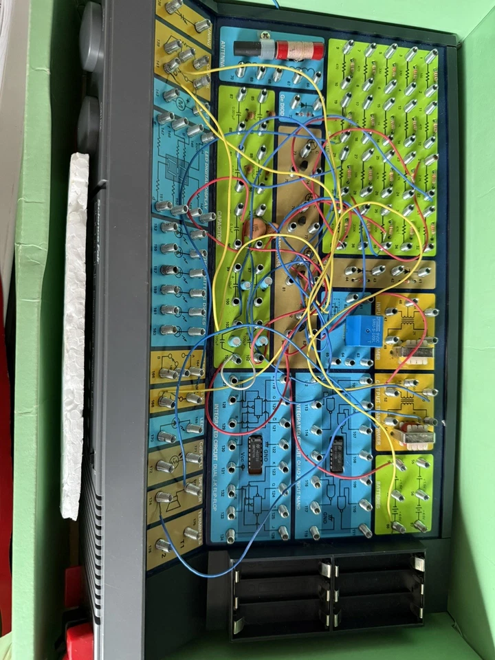 Science Fair Electronics Lab 200 in One Project Kit 28-265, Fully Working Rare - Image 2 of 4