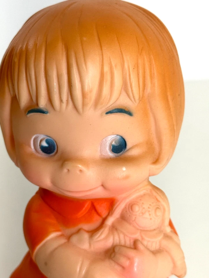 Muñeca de colección J.L Prescott Co 1968 de goma chirriante juguete niña sosteniendo con gatito Foto 2 de 4