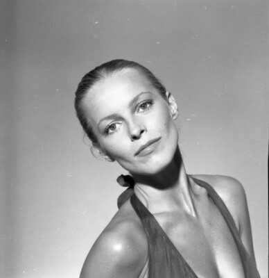 Cheryl Ladd Busty Pin Up Swimsuit Charlies Angels Original 2 1/4 Camera
