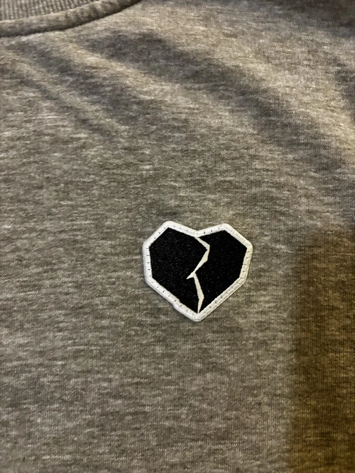 Sudadera para mujer Atticus Broken Heart gris medio Foto 2 de 3