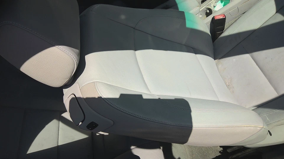 10 BMW 128I Conv (leather) Passenger Front Seat Foto 2 de 4