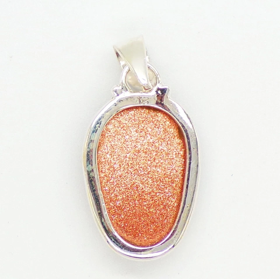 Colgante de piedra dorada calavera gótica de plata de ley anhelada a mano con cadena de plata Foto 3 de 4