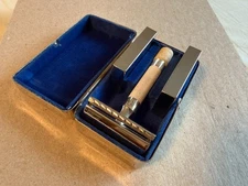 MINT Vintage Merkur 30's or 40's DE Safety Razor w/ Silver Case - Solingen steel