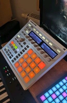 Native Instruments Maschine MK2 Weiss mit USB Adapter