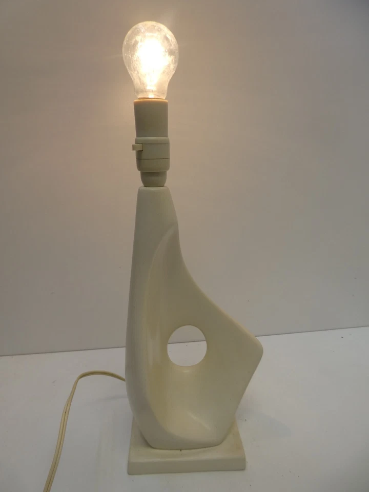 VINTAGE ELLIS POTTERY CONTEMPORARY ABSTRACT MID CENTURY WHITE TABLE LAMP BASE - Image 2 of 4