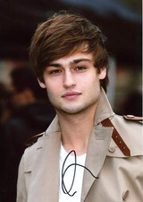 ACTOR Douglas Booth autograph, IP signed photo