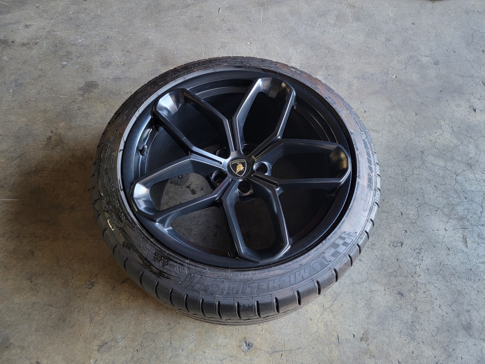 LAMBORGHINI HURACAN LP580 KARI REAR WHEEL RIM WITH TIRE OEM 4T0601017K BLACK