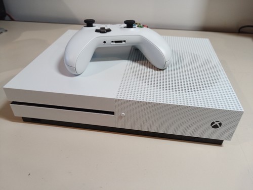 Console XBOX ONE S 1To avec boîte et 1 manette . Très bon état .