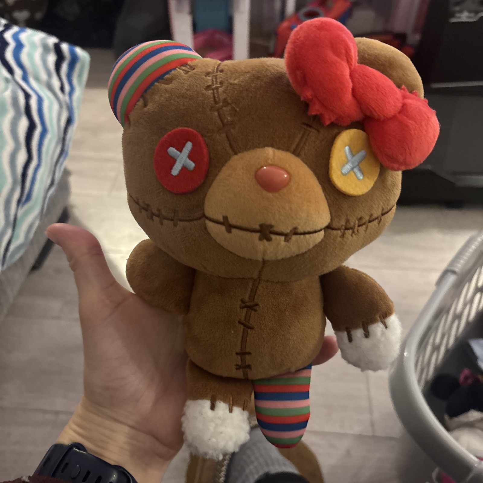 Peluche Universal Studios Hello Kitty Chucky Bear 2024. HHN