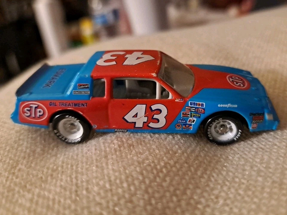 Coche NASCAR Esmark azul/rojo Stp Richard Petty Nascar #43 Stp 1125-Cb35 de colección Foto 2 de 4