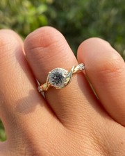 Round Cut Simulated Diamond Women's Wedding Band Ring In 14k Yellow Gold Plated